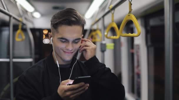 Retrato Homem Feliz Atraente Fones Ouvido Detém Corrimão Ouvir Música — Vídeo de Stock