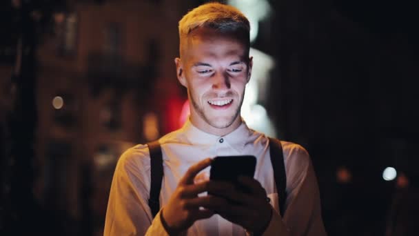 Aantrekkelijke Jongeman Met Behulp Van Smartphone Staan Straat Van Stad — Stockvideo