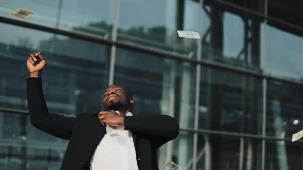 De l'argent tombe du ciel, un jeune homme attrape de l'argent. Un homme d'affaires perd de l'argent. Concept d'entreprise, de personnes et de finances et perte d'argent — Video