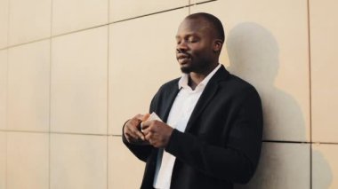 Afrika kökenli Amerikalı işadamı para ile. Parayla mutlu başarılı bir adamdır. Para kokusu. Zengin bir adam para dolanıyor. Başarılı iş