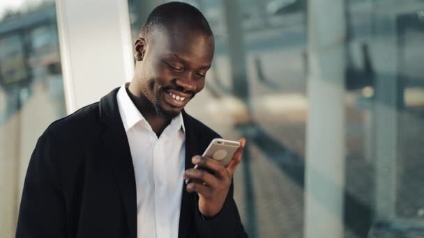 Gelukkig Afro Amerikaanse Zakenman Juichen Vieren Kijken Naar Mobiele Telefoon — Stockvideo