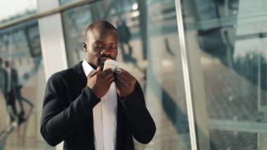 Afrika kökenli Amerikalı işadamı para ile. Parayla mutlu başarılı bir adamdır. Para kokusu. Zengin bir adam para dolanıyor. Başarılı iş