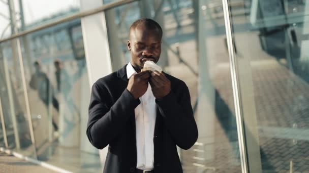 Homme d'affaires afro-américain avec de l'argent. Un homme qui réussit est heureux avec l'argent. L'odeur de l'argent. Un homme riche renifle l'argent. Une entreprise prospère — Video