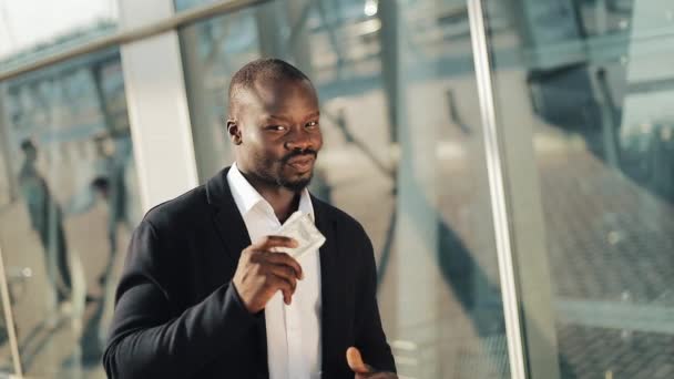 Homme d'affaires afro-américain avec de l'argent. Un homme qui réussit est heureux avec l'argent. L'odeur de l'argent. Un homme riche renifle l'argent. Une entreprise prospère — Video