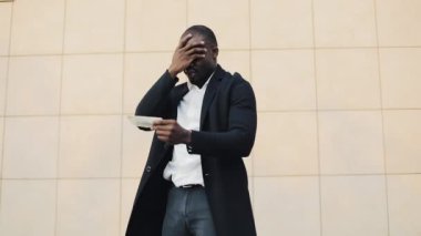 Genç bir Afrikalı-Amerikalı işadamı tüm para kaybediyor. Sol sadece yüz dolar faturaları