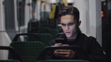 Kötü haber içinde toplu taşıma sürme okuma smartphone ile mutsuz genç işadamı
