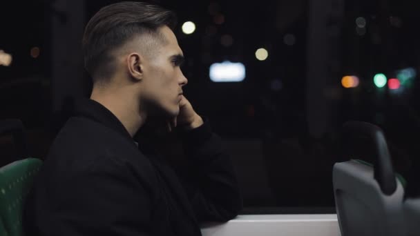 밤에 도시를 통해 전차를 타고 슬픈 불행 한 남자. 빈 전송에서 젊은 남자의 우울한 모습 — 비디오