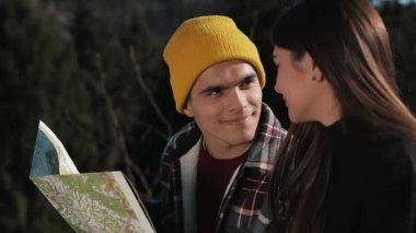 Dağlara yolculuk. Güzel çift aşık kayanın üzerinde oturur ve bir harita öğrenir. Birbirimize karşı gülen ve having fun konuşuyorlar