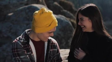 Dağlara yolculuk. Güzel çift aşık kayanın üzerinde oturur ve bir harita öğrenir. Birbirimize karşı gülen ve having fun konuşuyorlar
