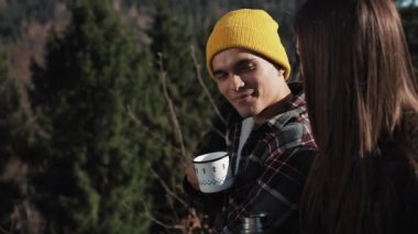 Termos dağ zemin üzerine birkaç aşk içecek çay üzerinden bir kupa. Taşlar üzerinde oturan ve güzel doğa üzerinde seyir turistler. Turizm, dinlenme, tatil, Doğa, zam kavramı