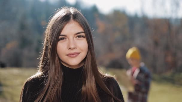 Portret Jonge Aantrekkelijke Vrouw Zoek Naar Camera Bergen Toerist Met — Stockvideo