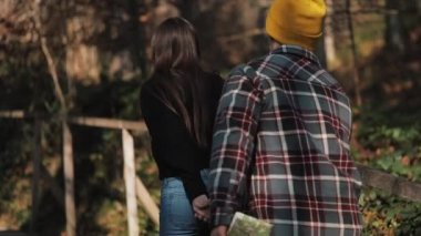 Uzun yürüyüşe çıkan kimse çift ormanda hiking. Manzarayı güzel dağ manzarası içinde romantik yürüyüş yapanlar. Ağır çekim