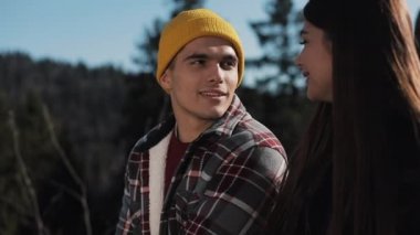 Uzun yürüyüşe çıkan kimse çift oturma rock güzel Dağları'nda birlikte. Birbirimize karşı gülen ve having fun konuşuyorlar