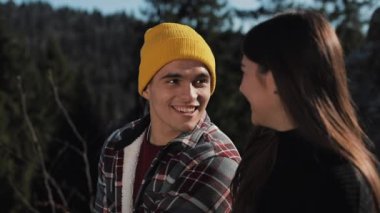 Uzun yürüyüşe çıkan kimse çift oturma rock güzel Dağları'nda birlikte. Birbirimize karşı gülen ve having fun konuşuyorlar