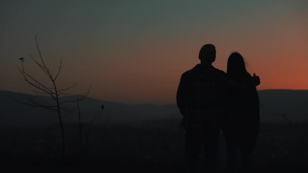 Silueta Pareja Joven Enamorada Disfrutando Una Puesta Sol Sobre Las — Vídeo de stock