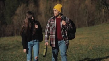 Uzun yürüyüşe çıkan kimse çift ormanda hiking. Manzarayı güzel dağ manzarası içinde romantik yürüyüş yapanlar. Ağır çekim