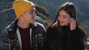 Uzun yürüyüşe çıkan kimse çift oturma rock güzel Dağları'nda birlikte. Birbirimize karşı gülen ve having fun konuşuyorlar.