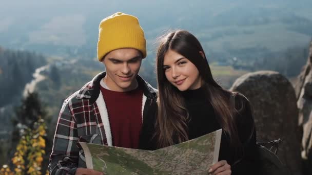 Beberapa Muda Bahagia Wisatawan Berdiri Dengan Peta Bebatuan Pegunungan Yang — Stok Video