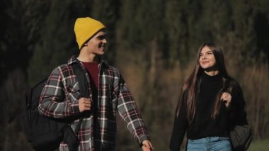 Uzun yürüyüşe çıkan kimse çift ormanda hiking. Manzarayı güzel dağ manzarası içinde romantik yürüyüş yapanlar. Ağır çekim