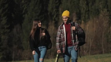 Uzun yürüyüşe çıkan kimse çift ormanda hiking. Manzarayı güzel dağ manzarası içinde romantik yürüyüş yapanlar. Ağır çekim