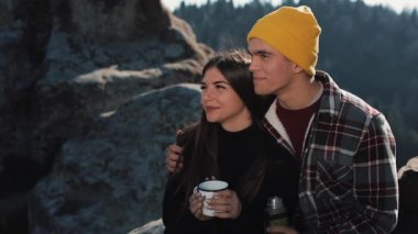 Termos dağ zemin üzerine birkaç aşk içecek çay üzerinden bir kupa. Taşlar üzerinde oturan ve güzel doğa üzerinde seyir turistler. Turizm, dinlenme, tatil, Doğa, zam kavramı