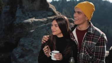 Termos dağ zemin üzerine birkaç aşk içecek çay üzerinden bir kupa. Taşlar üzerinde oturan ve güzel doğa üzerinde seyir turistler. Turizm, dinlenme, tatil, Doğa, zam kavramı.