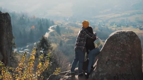 Pasangan Muda Turis Jatuh Cinta Berdiri Bebatuan Dan Menikmati Pemandangan — Stok Video