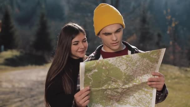 Pasangan Muda Tersenyum Bahagia Berdiri Pegunungan Mereka Menikmati Hiking Mereka — Stok Video
