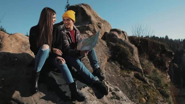 Viaja Las Montañas Hermosa Pareja Enamorada Sienta Roca Aprende Mapa — Vídeo de stock