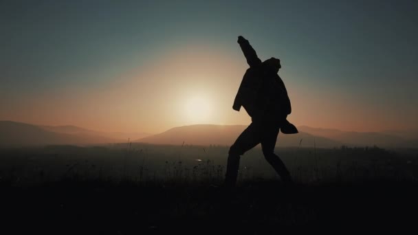日落时的人的剪影 年轻成功的徒步者享受生活 在生活中欢欣鼓舞 成功的概念 — 图库视频影像