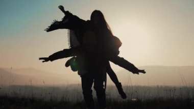 Dağlar zevk tatil üzerinde aşık genç bir çift. Çekici bir adam kız arkadaşı onun omuzlarında taşıyor ve onu fırtınası. Eğleniyor