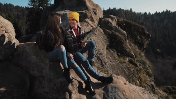 Perjalanan Pegunungan Pasangan Indah Jatuh Cinta Duduk Batu Dan Belajar — Stok Video