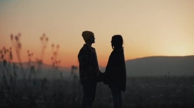 Renkli gökyüzü arka plan gün batımı sırasında hangi ellerimi çift siluetleri vardır