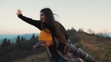 Dağlar zevk tatil üzerinde aşık genç bir çift. Çekici bir adam kız arkadaşı onun omuzlarında taşıyor ve onu fırtınası. Eğleniyor