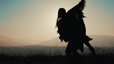 Dağlar zevk tatil üzerinde aşık genç bir çift. Çekici bir adam kız arkadaşı onun omuzlarında taşıyor ve onu fırtınası. Eğleniyor