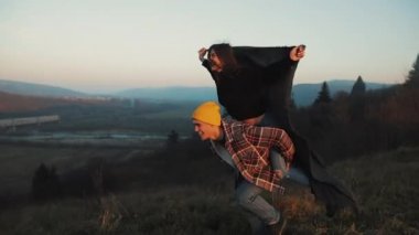 Dağlar zevk tatil üzerinde aşık genç bir çift. Çekici bir adam kız arkadaşı onun omuzlarında taşıyor ve onu fırtınası. Eğleniyor