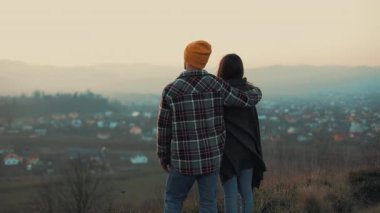Ufuk ve dağlar dört gözle yolcuları aşık genç bir çift. Arkadan görünüm
