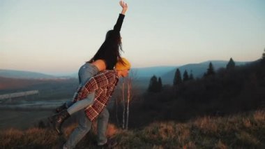 Dağlar zevk tatil üzerinde aşık genç bir çift. Çekici bir adam kız arkadaşı onun omuzlarında taşıyor ve onu fırtınası. Eğleniyor