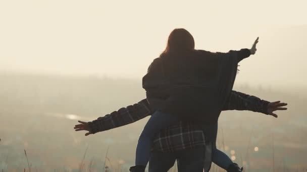 Dağlar zevk tatil üzerinde aşık genç bir çift. Çekici bir adam kız arkadaşı onun omuzlarında taşıyor ve onu fırtınası. Eğleniyor — Stok video