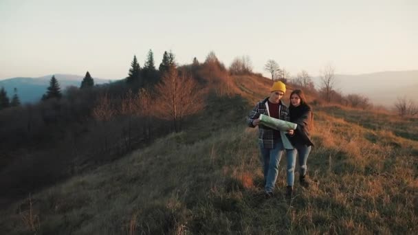 Verliebtes Paar beim Wandern im Freien. Wanderer Mann und Frau Trekking Wandern mit Rucksäcken in Trail mit Karte bei Sonnenuntergang in den Bergen — Stockvideo