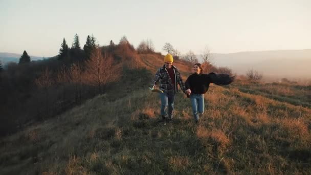 Verliebtes Paar beim Wandern im Freien. Wanderer Mann und Frau Trekking Laufen mit Rucksäcken in Trail mit Karte bei Sonnenuntergang in den Bergen — Stockvideo