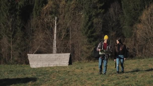 Wandererehepaar Beim Waldspaziergang Mit Karte Romantische Wanderer Genießen Die Aussicht — Stockvideo