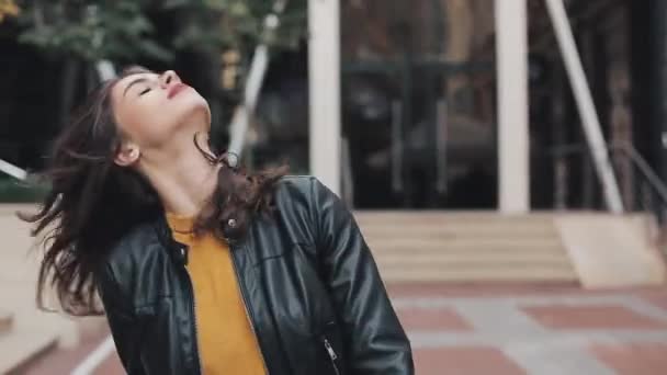 Sokakta Yürürken Seyir Kameraya Poz Mutlu Genç Kadın Güzel Kız — Stok video
