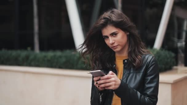 Mujer Joven Feliz Aspecto Elegante Para Centro Ciudad Utiliza Teléfono — Vídeos de Stock