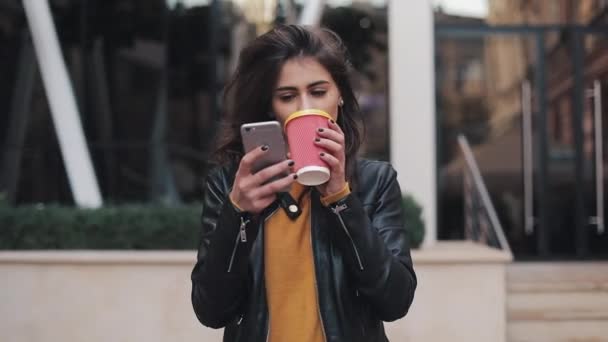 Joven Mujer Feliz Usando Teléfono Inteligente Beber Café Para Salir — Vídeo de stock