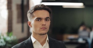 Genç başarılı bir işadamı meşgul ofis portre. Kameraya bakarak ve gülümseyen yakışıklı erkek çalışan. İş, finans, kurucusu, başarı kavramı