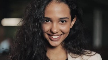 Çekici genç kadın rahat kafe mutlu hissediyorum gülümseyerek kameraya bakarak yakın çekim