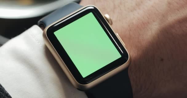 Nahaufnahme Von Geschäftsmannhänden Mit Smartwatch Green Screen Chroma Key Einschalten — Stockvideo