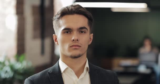 Modern bir paylaşılan çalışma alanı'ndaki ciddi erkek girişimci portresi. İş, finans, kurucusu, başarı kavramı — Stok video