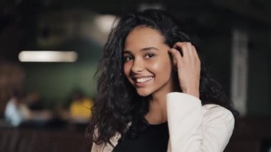 Seyir ve sıcak kahve dükkanında mutlu hissediyorum gülümseyerek kameraya poz çekici genç kadın. Yakın çekim